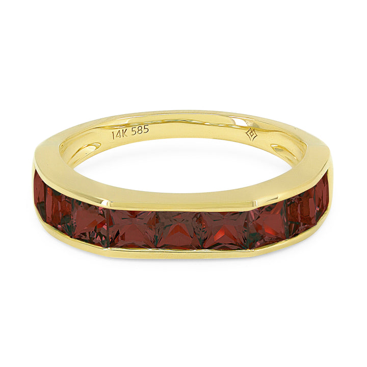 Beautiful Hand Crafted 14K Yellow Gold 3MM Garnet And Diamond Essentials Collection Ring